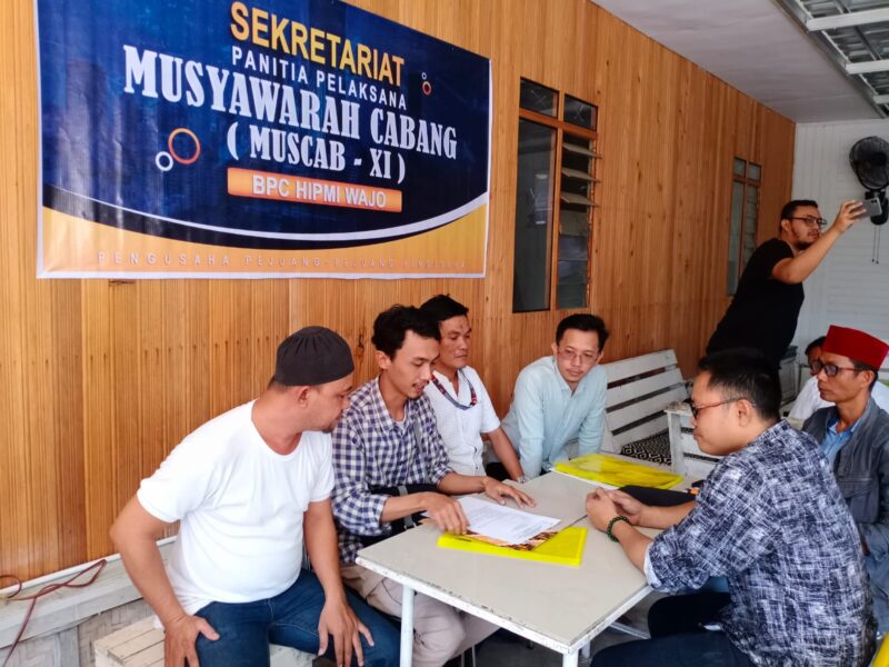 Bakal Calon Ketua HIPMI Kabupaten Wajo periode 2023-2026 yang merupakan Owner Percetakan Ganefo H. Syamsul Riadi (Adi Ganefo) saat mengambil formulir pendaftaran di Sekretariat Panpel Muscab HIPMI Kabupaten Wajo, Jalan Maluku Sengkang, Rabu (30/08/2023)