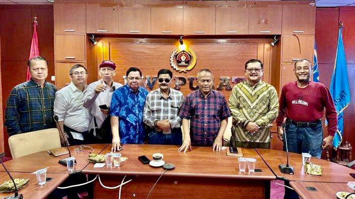 Atal S Dapari (tiga dari kanan) saat menerima perwakilan Pengurus Provinsi PWI DKI Jakarta di Sekretariat PWI Pusat