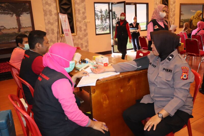 Personil Polwan Polres Pinrang ikut dalam kegiatan Donor darah
