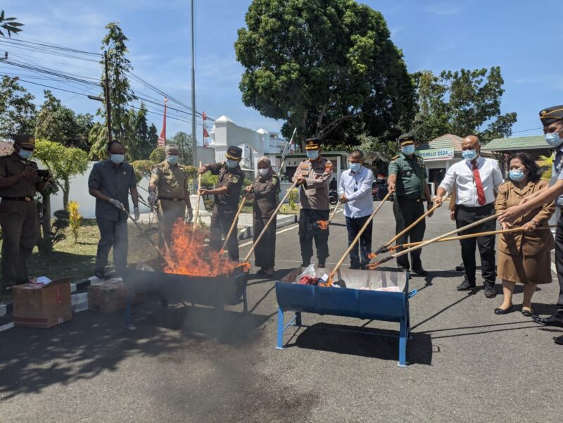 Bupati Pinrang didampingi Kajari, Kapolres, Dandim 1404, serta ketua DPRD Pinrang memusnahkan barang bukti di halaman Kajari Pinrang