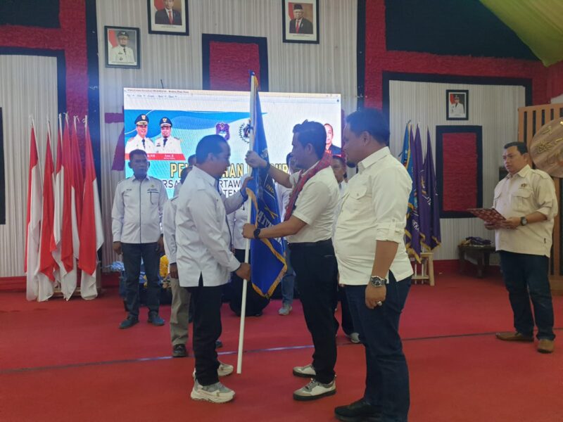 Ketgam Ketua PWI Sulsel H.M. Agus Salim Alwi Hamu yang didampingi Wabup Enrekang Asman memberikan bendera PWI kepada ketua PWI Enrekang, Rahmat Lamada (kiri)