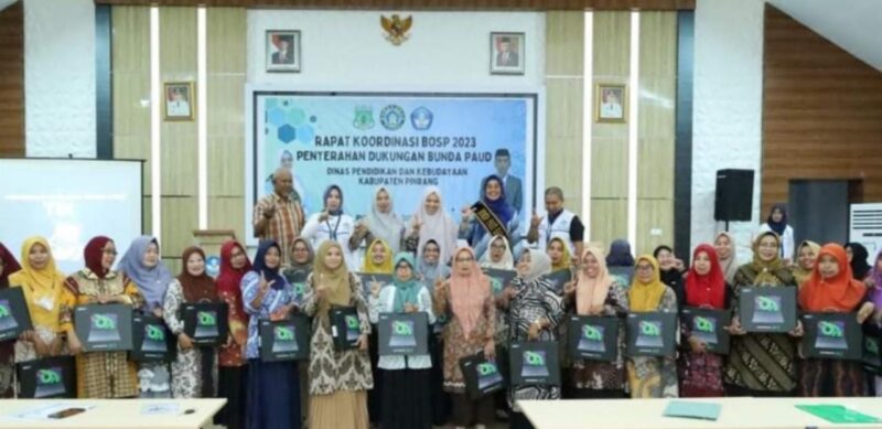 Bunda PAUD Pinrang berpose bersama kepala TK Paud se kabupaten Pinrang