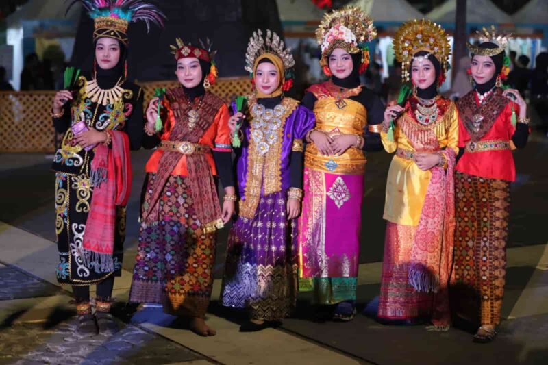 Siswi UPT SMAN 10 Makassar, Meramaikan Makassar F8 dengan Tarian Tradisional, di Anjungan Pantai Losari, Kamis 24 Agustus 2023