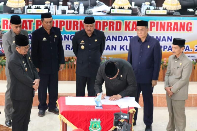 Penandatanganan Nota Kesepakatan KUA dan PPAS Tahun Anggaran 2024. Oleh Bupati  dan ketua DPRD Pinrang