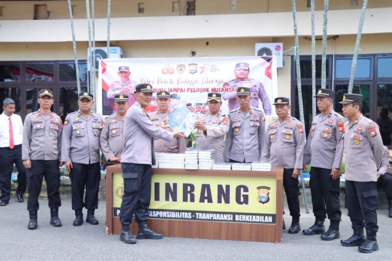 Kabag Log polres Pinrang Kompol M.Idris, SH serahkan Al Qur'an dan Buku bacaan kepada Kapolsek Patampanua Iptu. Muh. Sukri, SH