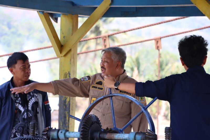 Bupati Pinrang meninjau secara langsung kondisi bendungan irigasi yang terletak di Kelurahan Tadokkong Kecamatan Lembang