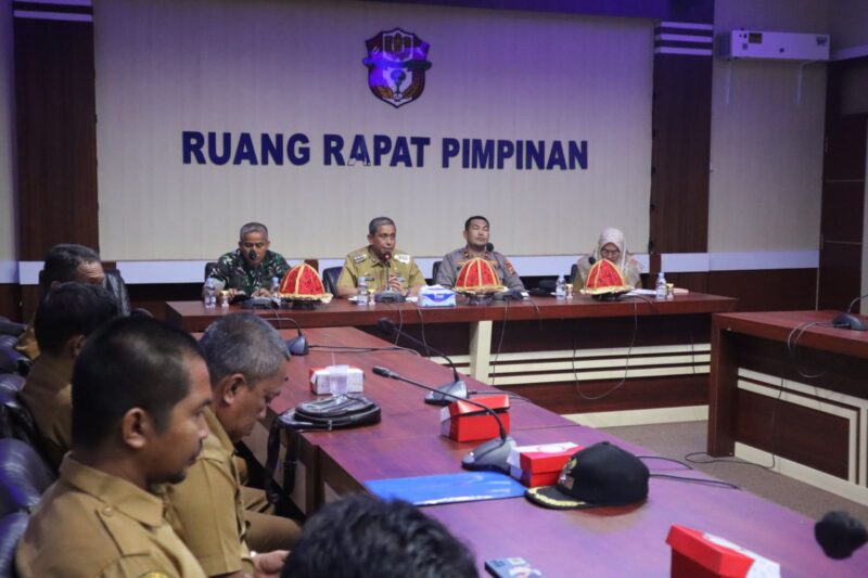 Bupati Wajo H. Amran Mahmud memimpin rapat koordinasi pelaksanaan Pilkades serentak tahun 2023 antara Pemkab Wajo dengan Forkopimda dalam hal ini Polres Wajo dan Kodim 1406 Wajo di Ruang Rapat Pimpinan Kantor Bupati, Selasa (01/08/2023)