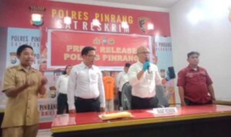 Kasat Reskrim polres Pinrang Iptu Akhmad Rizal memperlihatkan barang bukti dan tersangka pencabulan 11 orang anak kepada awak media