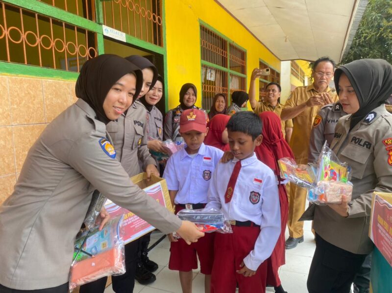 Personil Polwan Polres Wajo melakukan membagikan buku bacaan dan Al-Qur’an, di Sekolah Dasar negeri 376 Kabupaten Wajo. Senin (11/09/2023)