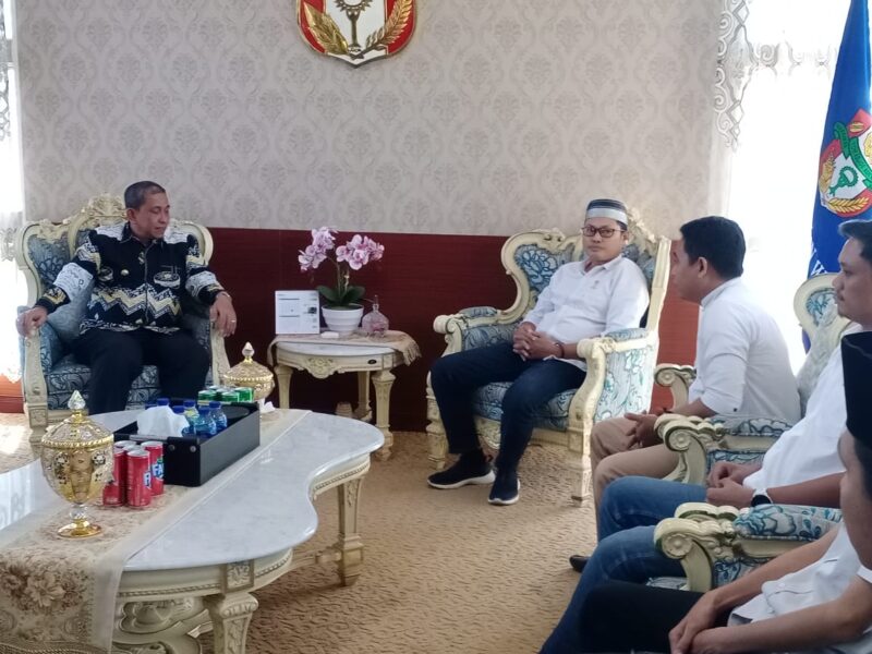 Bupati Wajo, Amran Mahmud menerima audiesni Pengurus Himpunan Pengusaha Muda Indonesia ( HIPMI) Kabupaten Wajo periode 2023 -2026 di Ruang Kerja Bupati, Jumat (29/9/ 2023)