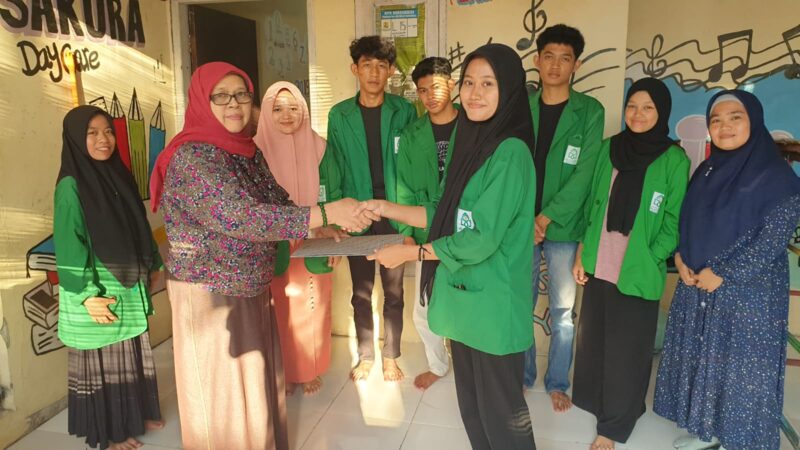 Ketua LKS Sakura Hj. Nadiyah, S.Sos memberikan sertifikat kepada Ketua PPL mahasiswa Kesos UIN Alauddin Makassar tanda selesainya mahasiswa tersebut praktek lapang.