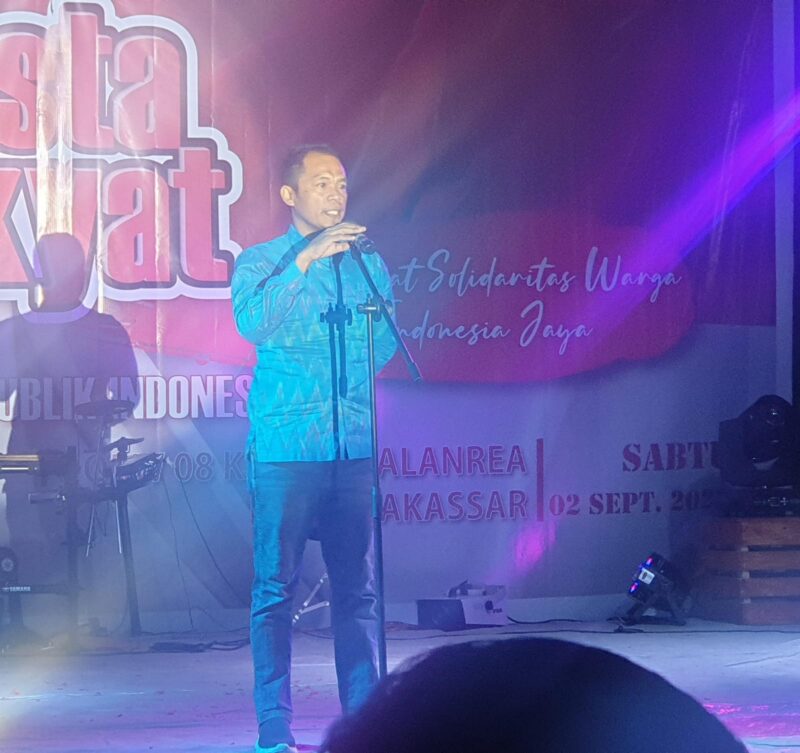 Lurah Buntusu Kecamatan Tamalanrea, Andi Akmal ketika memberikan sambutan dan foto bersama para panitia  yang mendapat apresiasi dari Lurah atas suksesnya kegiatan malam pesta rakyat ORW 8 Blok B BTP Makassar