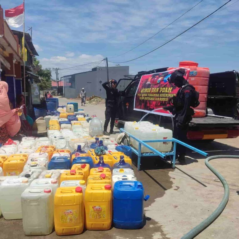 Perumda Air Minum Kota Makassar Bersama dengan Brimob Sulsel, Menyalurkan Bantuan Air Bersih ke Masyarakat, Minggu 3 September 2023.