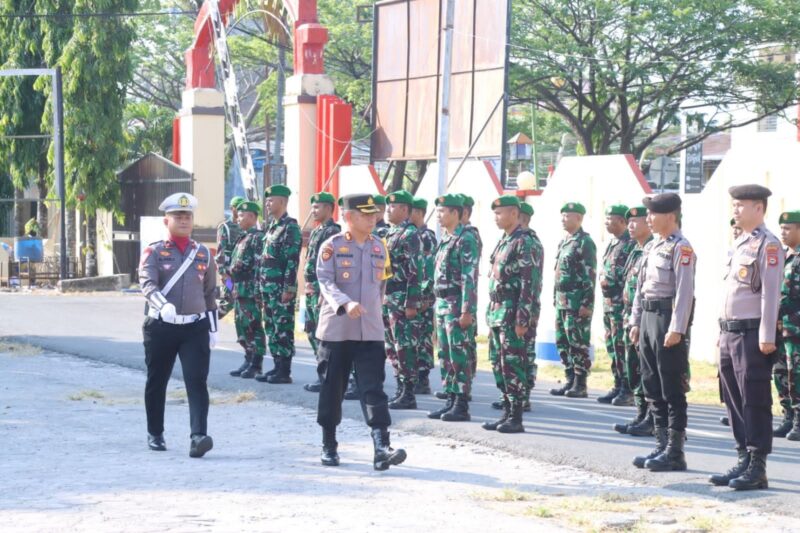 Wakapolres Pinrang AKBP H. Muhabar, S.Ag periksa pasukan 