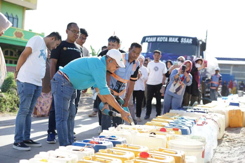 Direktur Utama Perumda Air Minum Kota Makassar, Beni Iskandar, Saat Mengisi Air Bersih untuk Masyarakat, Senin 4 September 2023