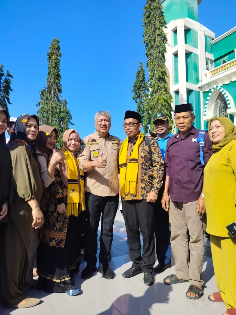 Bupati Pinrang Irwan Hamid Bersama Penjabat Sekretaris Daerah kabupaten Pinrang A.Tjalo Kerrang berkesempatan melepas keberangkatan Jamaah Umroh yang diinisiasi oleh Pemerintah Kabupaten