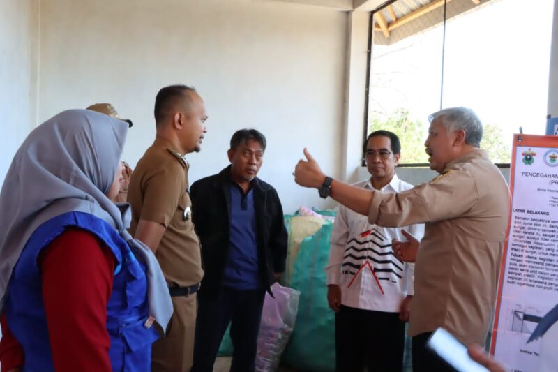 Bupati Pinrang Irwan Hamid memberikan penjelasan singkat kepada tim Unhas yang di Pimpin Rektor Unhas Jamaluddin Jompa