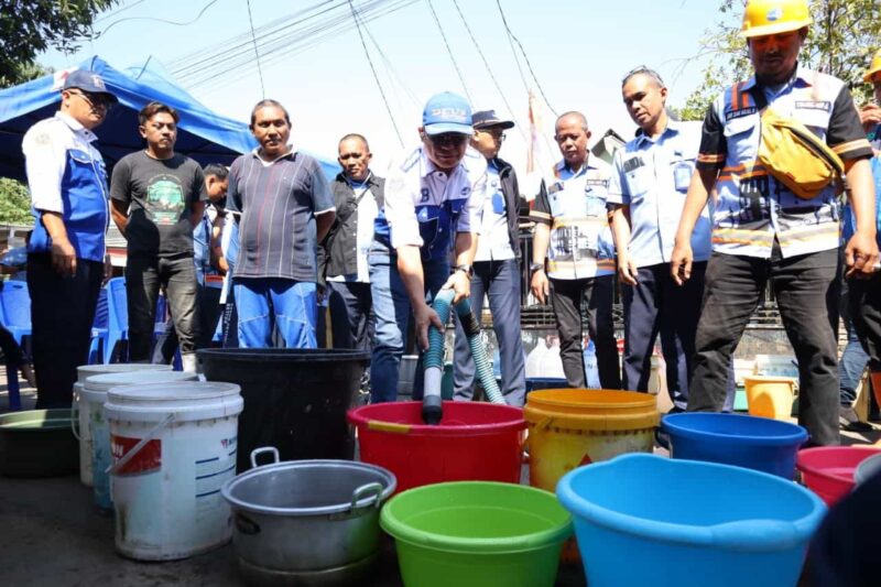 Direktur Utama Perumda Air Minum Kota Makassar, Beni Iskandar, Membagikan Air Tangki ke Masyarakat, Selasa 26 September 2023
