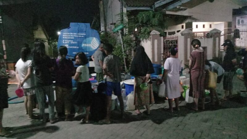 Pembagian Air Mobil Tangki Perumda Air Minum Kota Makassar, di RW 2 Perumahan Nusa Tamalanrea Indah (NTI)