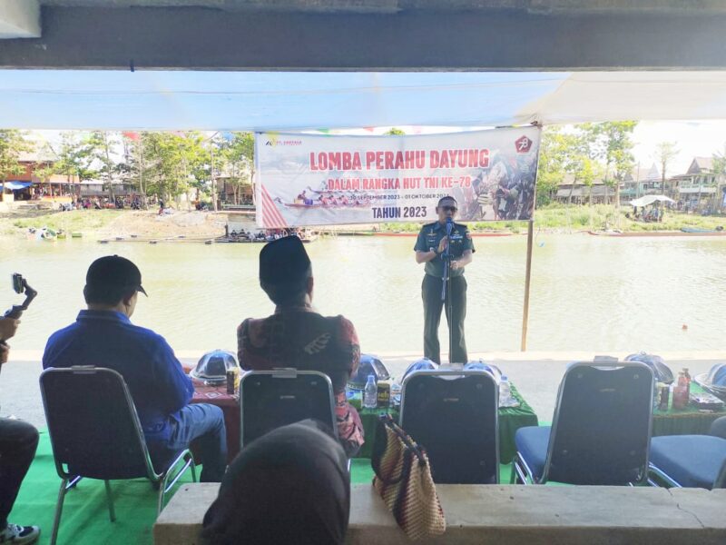 Dandim 1406 Wajo Letkol Inf. Wahyu Yunus memberikan sambutan dan membuka secara resmi pesta rakyat dalam rangka HUT TNI ke 78 di Kelurahan Laelo Kematan Tempe, Sabtu (30/09/2023)