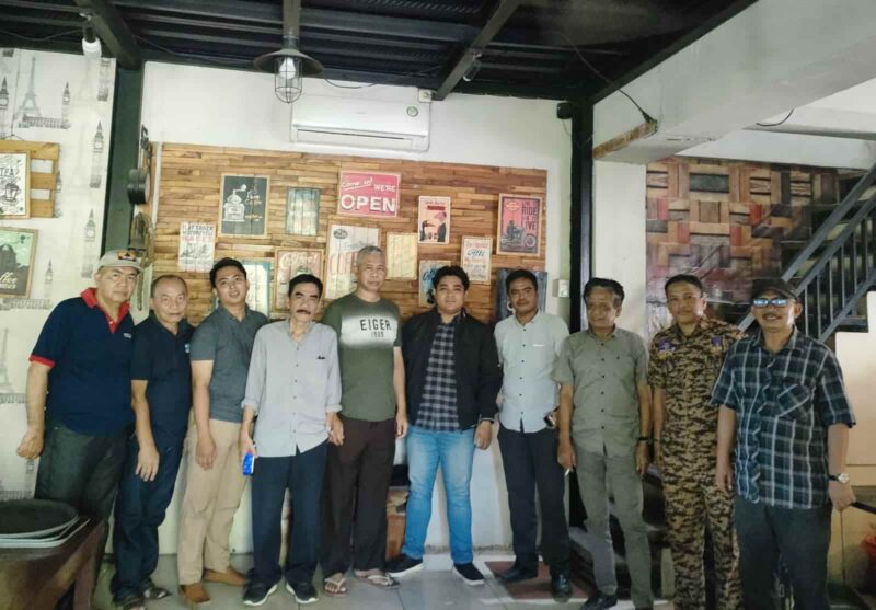 Kepala Cabang Dinas Pendidikan Wilayah IX (Pangkep), Drs. Jumaing, M.Pd, Bersama Kepala UPT SMA, SMK Negeri dan Tim Media Humas Disdik Sulsel, di Warkop Mazzagena, Sabtu 23 September 2023