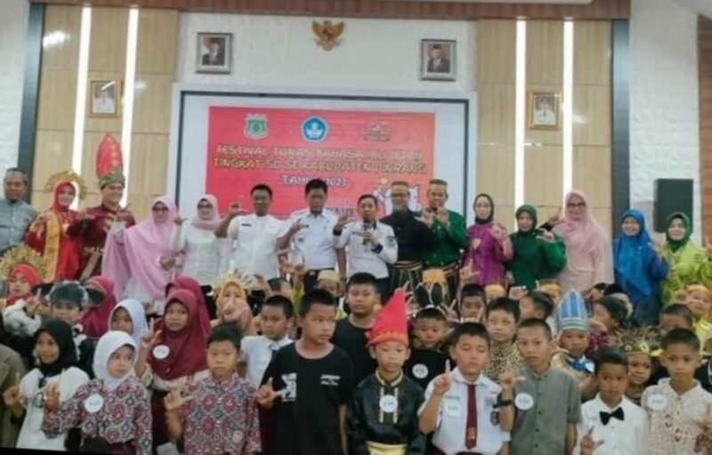 Kepala UPT SDN 279 Pinrang didampingi Sekretaris Dinas P dan K kabupaten Pinrang berpose bersama siswa SDN 279 usai lomba