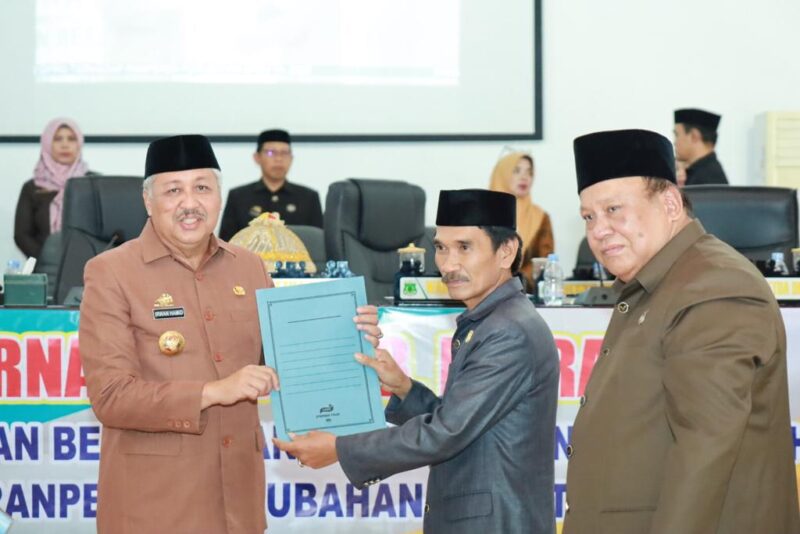 Wakil ketua DPRD Pinrang Syamsuri di dampingi Wakil ketua DPRD Jaya Baramuli menyerahkan persetujuan Ranperda APBD tahun 2023