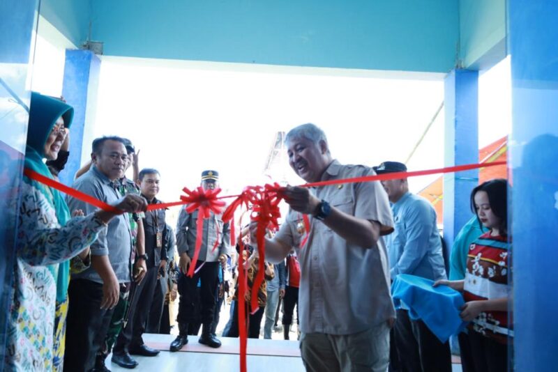Bupati Pinrang Irwan Hamid melakukan pengguntingan pita menandai dibukanya puskesmas Sali Sali di wilayah pegunungan kecamatan Lembang
