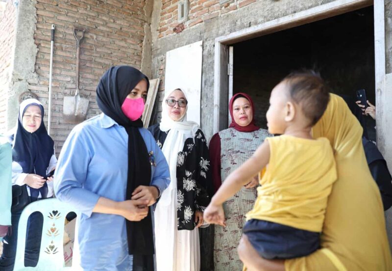 Wakil Wali Kota Makassar, Fatmawati Rusdi, Menyambangi Kediaman Anak Penderita Gizi Buruk, di Jalan Manggala Dalam III, Sabtu 23 September 2023