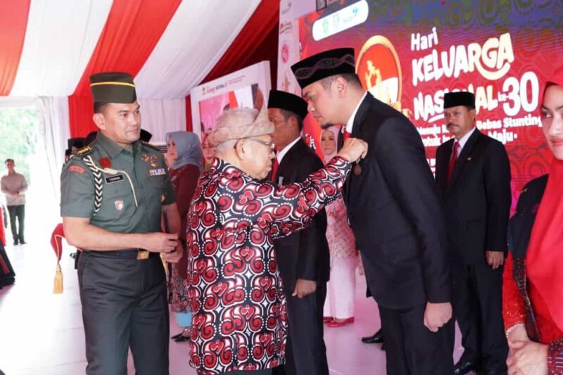 Wakil Presiden RI, KH Ma'ruf Amin, Menyerahkan Penghargaan Satyalancana Wira Karya Bangga Kencana kepada Bupati Gowa, Adnan Purichta Ichsan, Kamis 6 Juli 2023