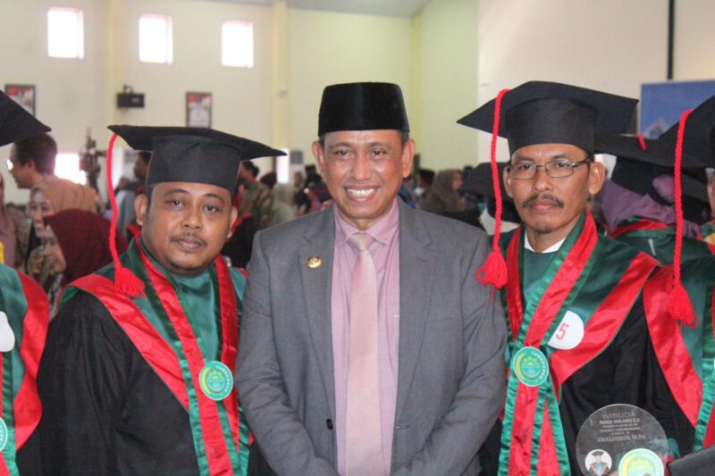 Bupati Wajo, Amran Mahmud menghadiri Wisuda Sarjana Strata S1 dan Magister S2 Institut Agama Islam (IAI) As'adiyah Sengkang di Ruang Pola Kantor Bupati, Kamis (12/10/2023)