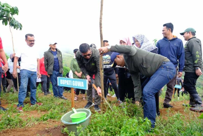 Bupati Gowa, Adnan Purichta Ichsan, Menanam Pohon, di Desa Tonasa, Kecamatan Tombolopao, Minggu 16 Juli 2023