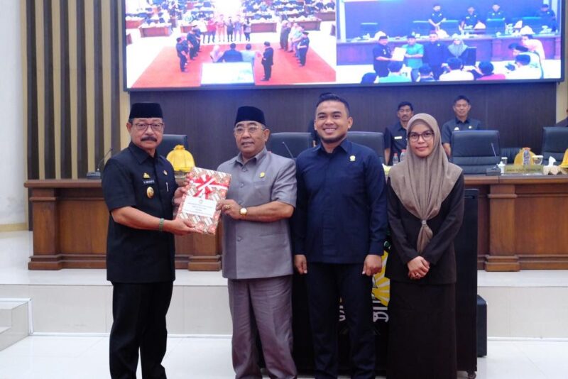 Wakil Bupati Gowa, Abd Rauf Malaganni, Menyerahkan Ranperda Tentang Pajak Daerah dan Retribusi Daerah (PDRP), di Kantor DPRD Kabupaten Gowa, Selasa 18 Juli 2023