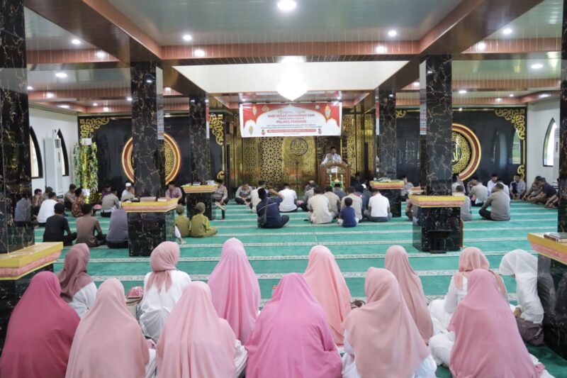 Suasana peringatan maulid nabi Muhammad SAW di Masjid Nurul Muhajirin Mapolres Pinrang