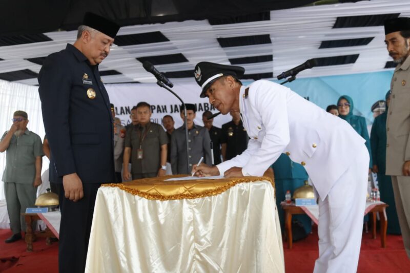 Kepala Desa Bungi tanda tangani berita acara serah terima Kades disaksikan Bupati Pinrang Irwan Hamid