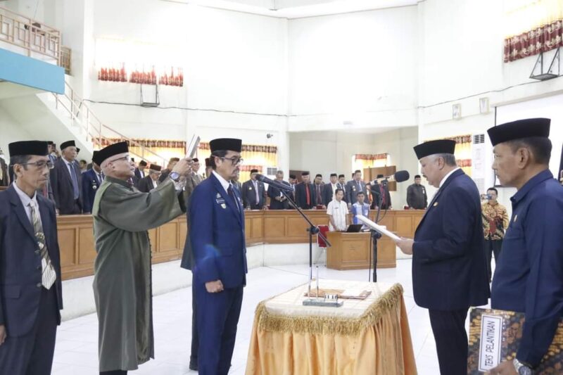 Bupati Pinrang Irwan Hamid melantik dan mengambil sumpah A.Calo Kerrang sebagai Sekretaris Daerah Kabupaten Pinrang, di ruang Pola Kantor Bupati Pinrang