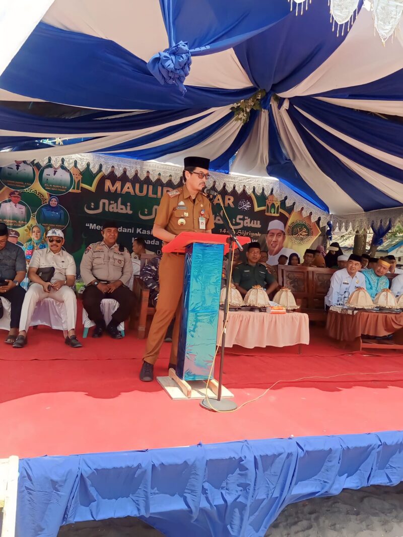 Sekda Pinrang Andi Calo Kerrang memberikan sambutan dalam acara Maulid Akbar di Desa Lero