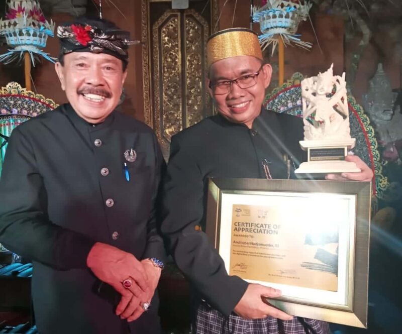 Kepala Dinas Pendidikan Provinsi Sulawesi Selatan, yang diwakili Kabid SMA, Drs. Harpansa, MM, Menerima Penghargaan International Ubud Writers and Reasers, di Ubud Bali, Rabu 18 Oktober 2023.