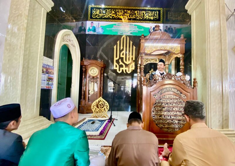 DR H Abdul Waris Ahmad, Saat berkhutbah di masjid Jami’atul Khaeriyah Siwa Kabupaten Wajo Sulsel
20 Oktober 2023
