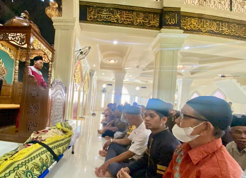 Gurutta Usman Pateha melepaskan jenazah alhamarhum Anmran Yangka di Madjid Jami’atul Khaeriyah Siwa