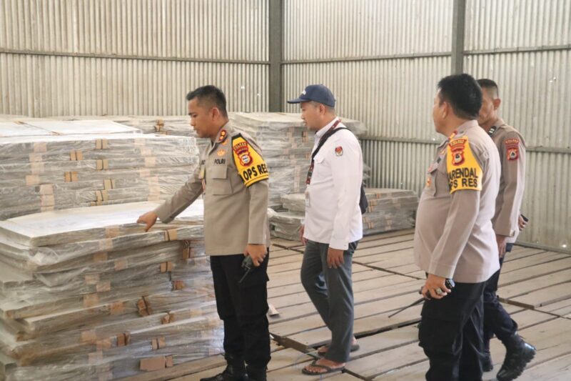 Kapolres Pinrang AKBP Andiko Wicaksono di dampingi Kabag OPS AKP. Muhammad Yusuf Badu dan petugas KPU mengecek gudang logistik KPU Pinrang