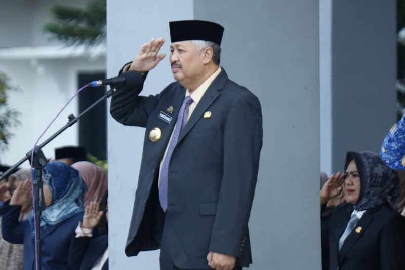 Bupati Pinrang Irwan Hamid bertindak selaku pembina upacara peringatan hari Sumpah Pemuda ke 95 tingkat kabupaten Pinrang