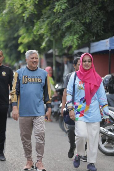 Bupati Pinrang di dampingi ketua Tim penggerak PKK kab.Pinrang usai membuka senam bersama menyempatkan jalan santai di Lasinrang Park