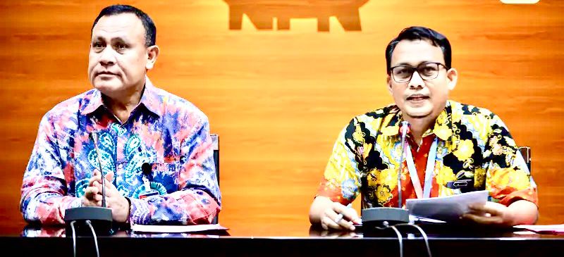Kepala Bagian (Kabag) Pemberitaan KPK Ali Fikri (kanan) bersama Ketua KPK Firli Bahuri ( kiri 