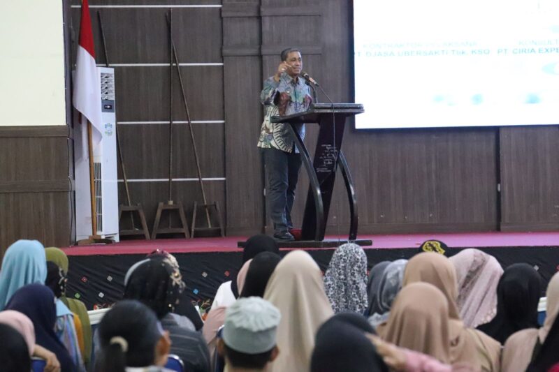 Bupati Wajo, Amran Mahmud memberikan sambutan dan arahan pada silaturahmi Pemerintah Kabupaten Wajo dengan para pedagang pasar Tempe di Ruang Pola Kantor Bupati, Minggu (22/10/2023) malam