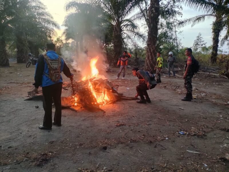 Personil polres Pinrang dan Kodim 1404 membakar lokasi judi sabung ayam yang resahkan warga