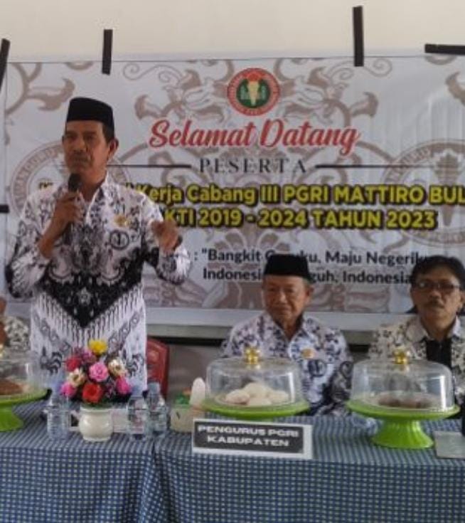 Ketua PGRI Pinrang Drs. Darmin, M.Si di dampingi Bendahara PGRI Drs.Abdul Hamid, M.Pd dan Sekretaris PGRI Pinrang Drs. Djasman M. Tanreso M.Si membuka Konkercab PGRI Mattiro Bulu