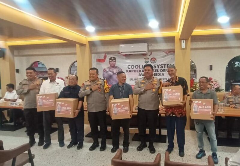Sebagai wujud kemitraan antara awak media dan juga organisasi wartawan, Kapolda Sulsel memberikan bingkisan tali asih kepada awak media