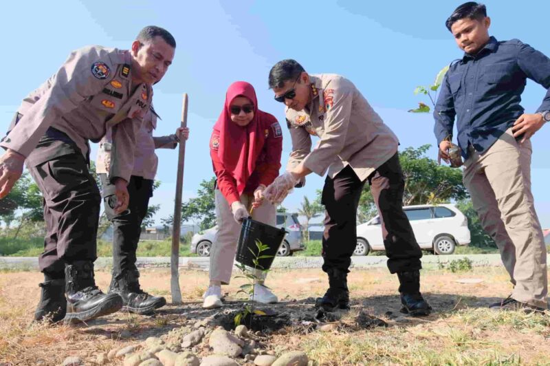 Sambut HUT Humas Polri ke-72, Kabid Humas Polda Sulsel, Kombes Pol Komang Suartana Beserta Polres Jajaran, Melakukan Penanaman Pohon, Jum'at 13 Oktober 2023