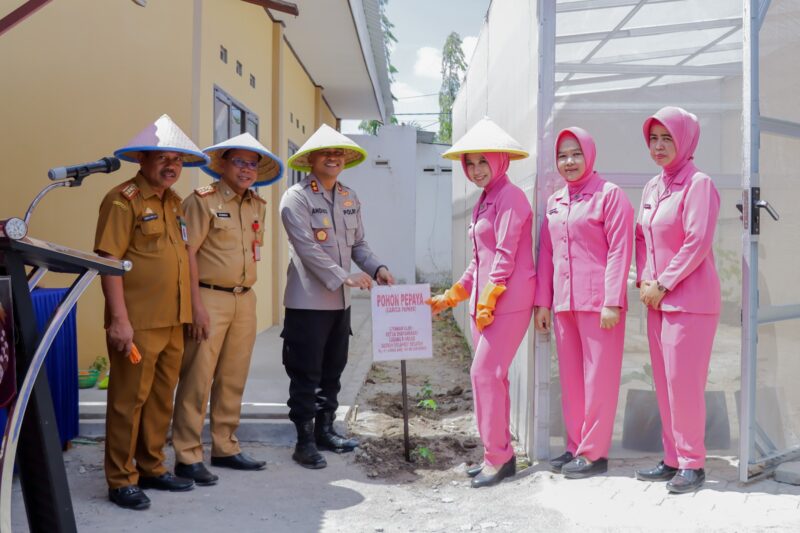 Kapolres Pinrang AKBP Andiko Wicaksono di dampingi Ketua Pc. Bhayangkari Pinrang Ny. Lioni Andiko Resmikan Pekarangan Pangan Lestari Wicaksana Laghawa Pc. Bhayangkari Pinrang